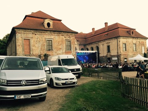 Včera jsme si vyrazili s GerTruDou a jejími kamarády na koncert na zámek Nebílovy. Společnost nám dělali zámečtí pávi, objevíte jednoho z nich? :) Anet a spol. #GerTruDa